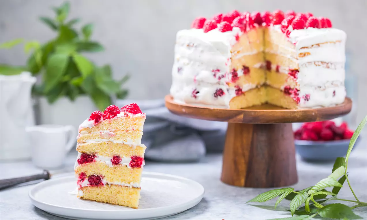 Tort cu brânză proaspătă și zmeură